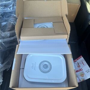 White Vacuum Food Storage Container - FreshSeal System